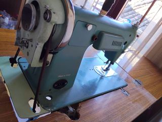 Máquina coser Alfa antigua