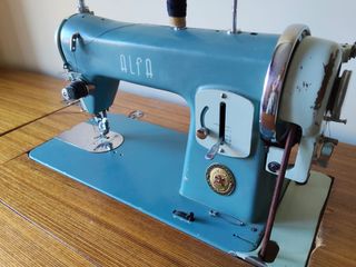 Máquina coser Alfa antigua