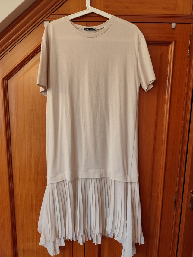 Vestido Zara beige plisado