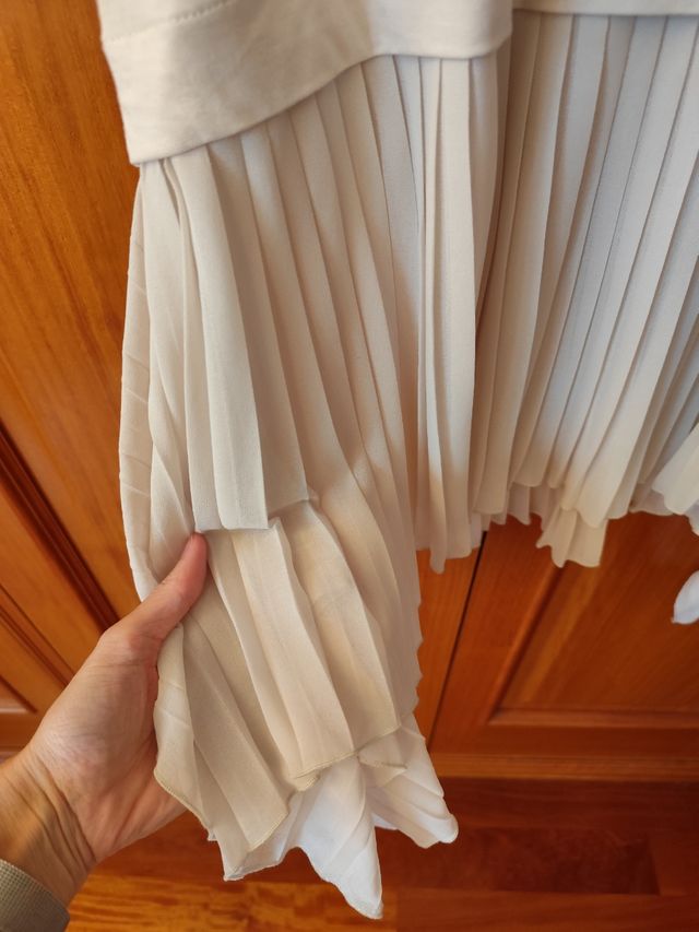 Vestido Zara beige plisado