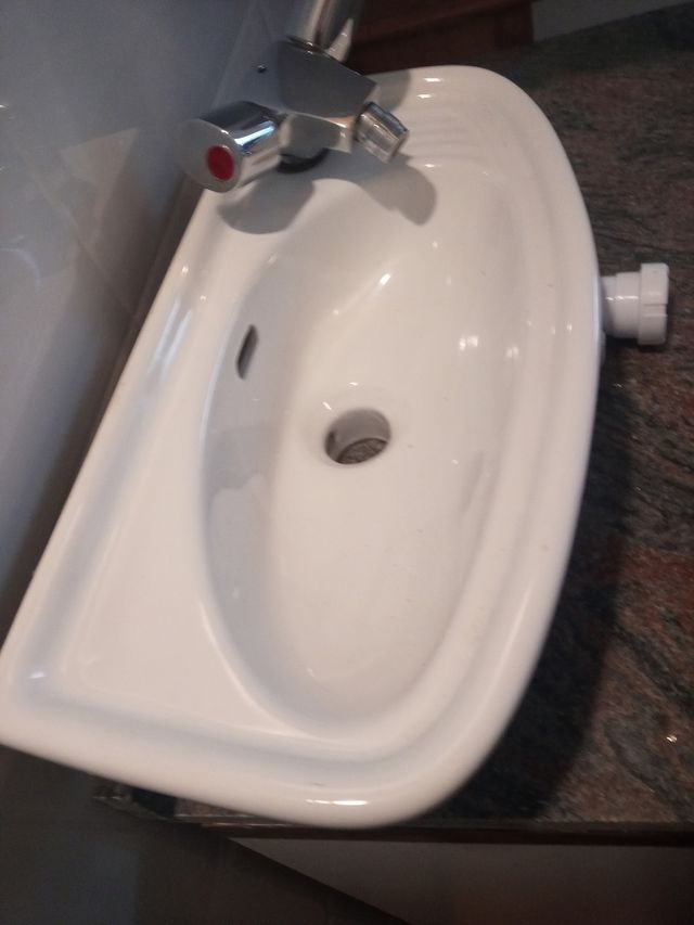 Lavabo pequeño blanco con grifo