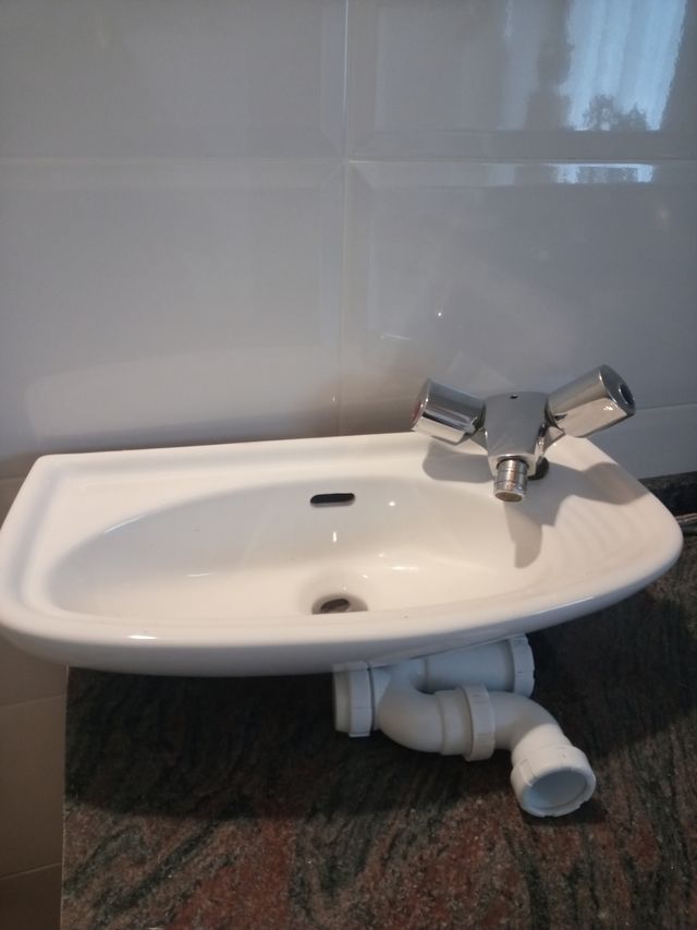 Lavabo pequeño blanco con grifo