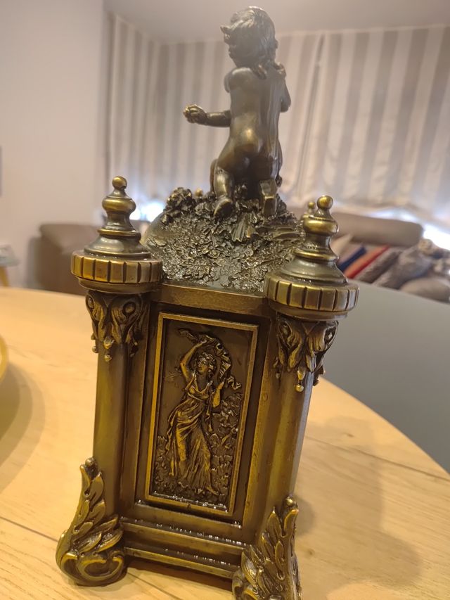 Reloj bronce estilo clásico