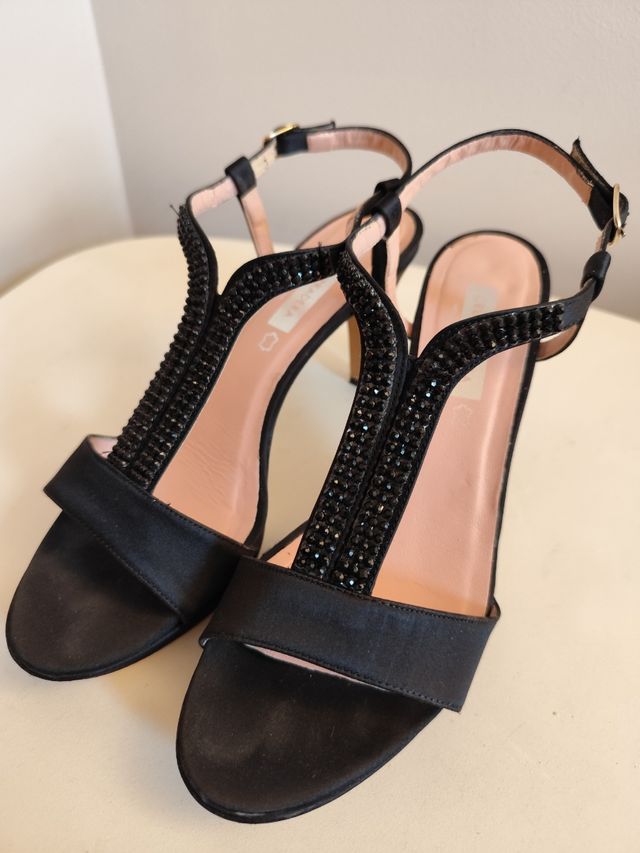 Sandalias tacón negro brillantes