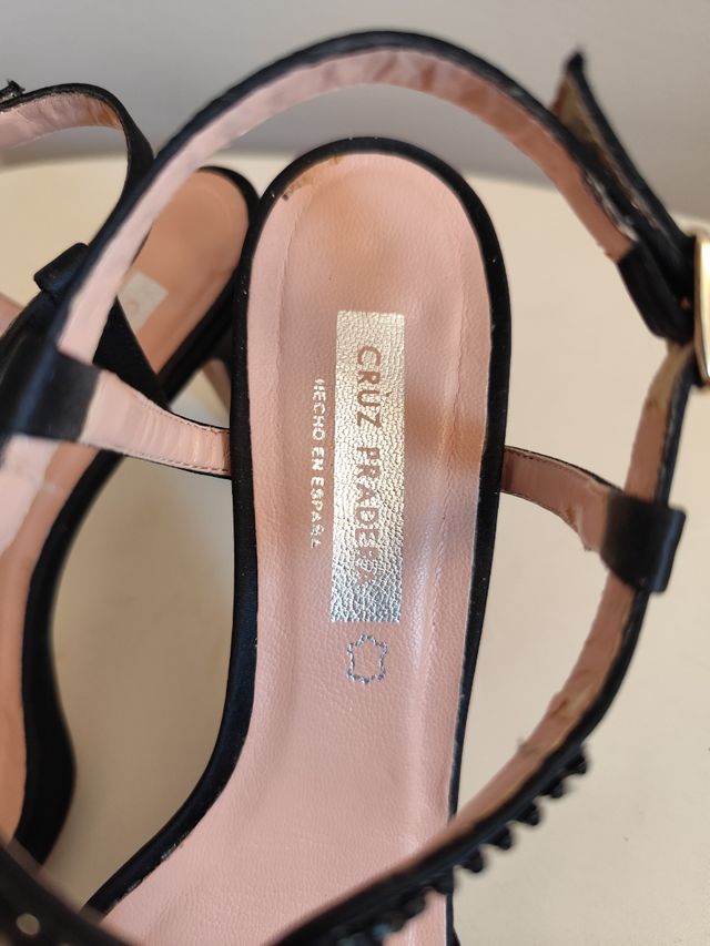 Sandalias tacón negro brillantes