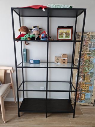Estantería IKEA negra con baldas de cristal