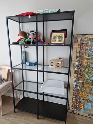 Estantería IKEA negra con baldas de cristal