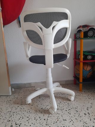 Mesa de escritorio y silla de escritorio 
