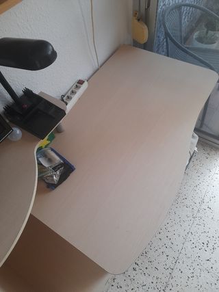 Mesa de escritorio y silla de escritorio 