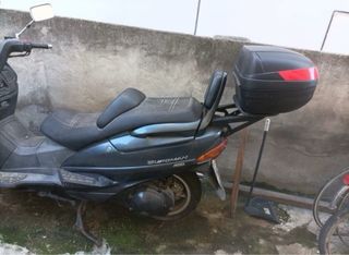 Suzuki Burgman 400: Scooter con baúl.