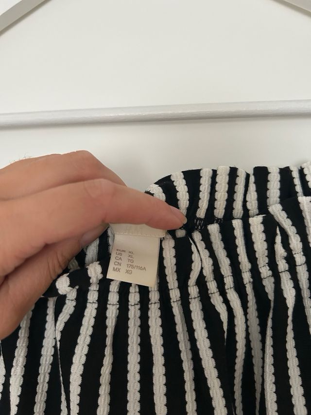 Camiseta blanca y negra rayas XL