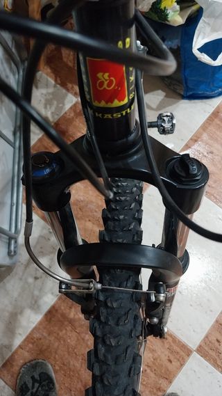 Bicicleta montaña  + casco su pensión regulable y