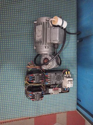 Motore elettrico con riduttore e quadro
