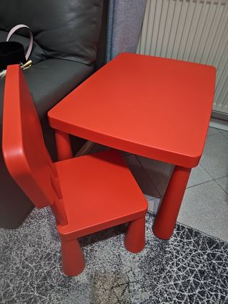 Tavolino e sedia bimbi IKEA rosso