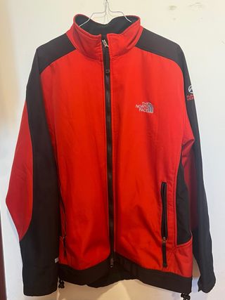 Chaqueta The North Face Summit Series roja y negra