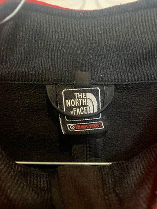 Chaqueta The North Face Summit Series roja y negra