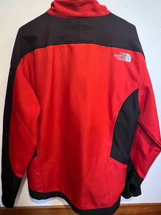 Chaqueta The North Face Summit Series roja y negra