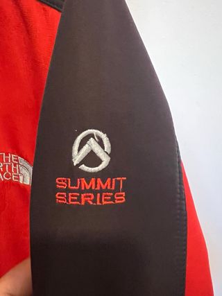 Chaqueta The North Face Summit Series roja y negra