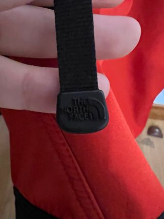 Chaqueta The North Face Summit Series roja y negra