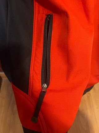 Chaqueta The North Face Summit Series roja y negra