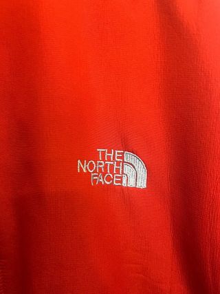 Chaqueta The North Face Summit Series roja y negra