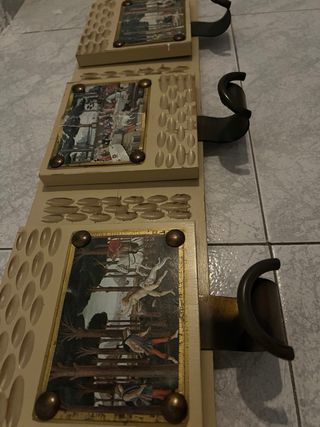 Perchero de madera con imágenes