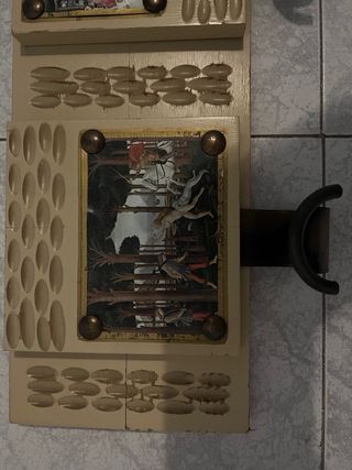 Perchero de madera con imágenes