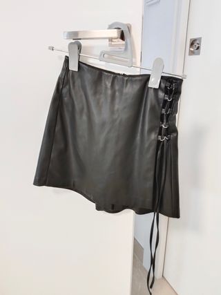 Falda-pantalon negra cuero sintético