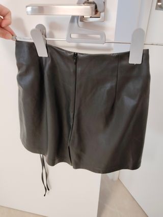 Falda-pantalon negra cuero sintético