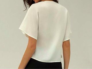 Blusa blanca botones dorados