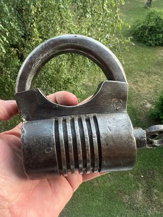 Antico lucchetto in ferro con chiave funzionante 