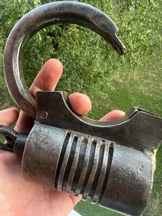Antico lucchetto in ferro con chiave funzionante 