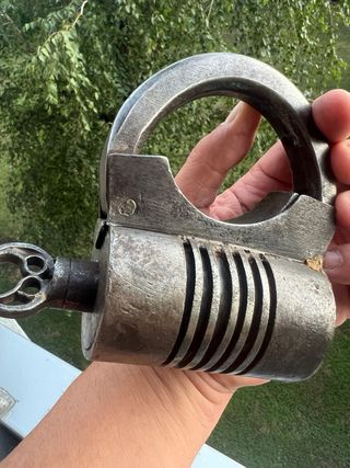 Antico lucchetto in ferro con chiave funzionante 