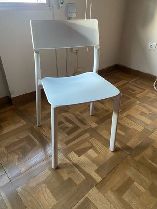 Silla Ikea blanca de plástico
