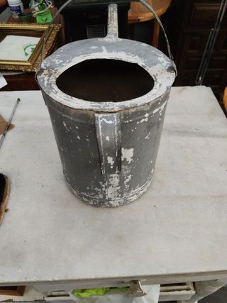 Regadera metálica antigua