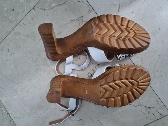 Tacones blancos serpiente