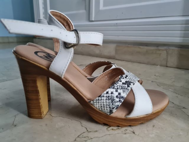 Tacones blancos serpiente