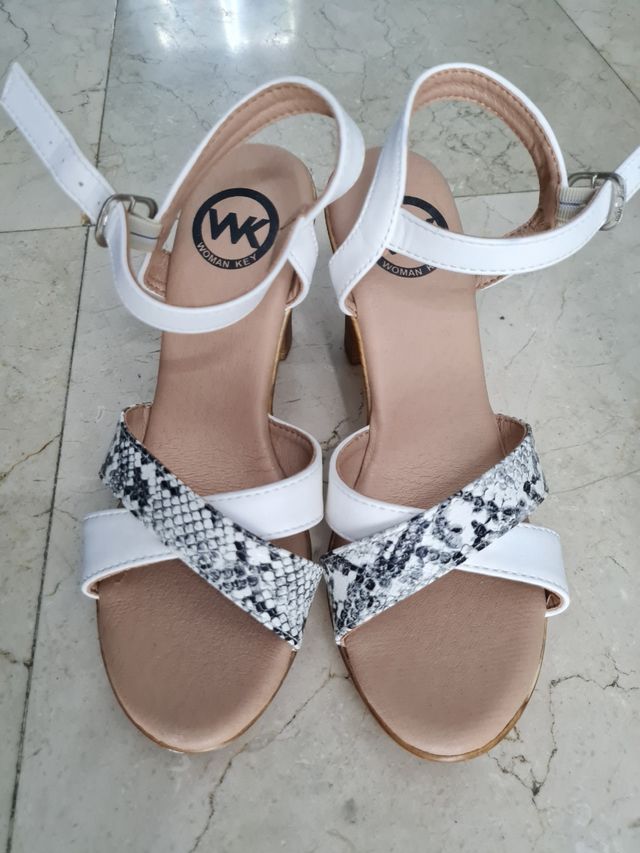 Tacones blancos serpiente