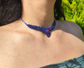 Collar azul y rojo artesanal