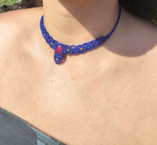 Collar azul y rojo artesanal