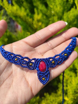 Collar azul y rojo artesanal