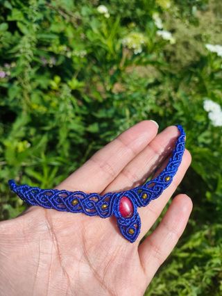 Collar azul y rojo artesanal