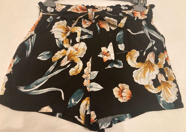 Shorts floreali neri