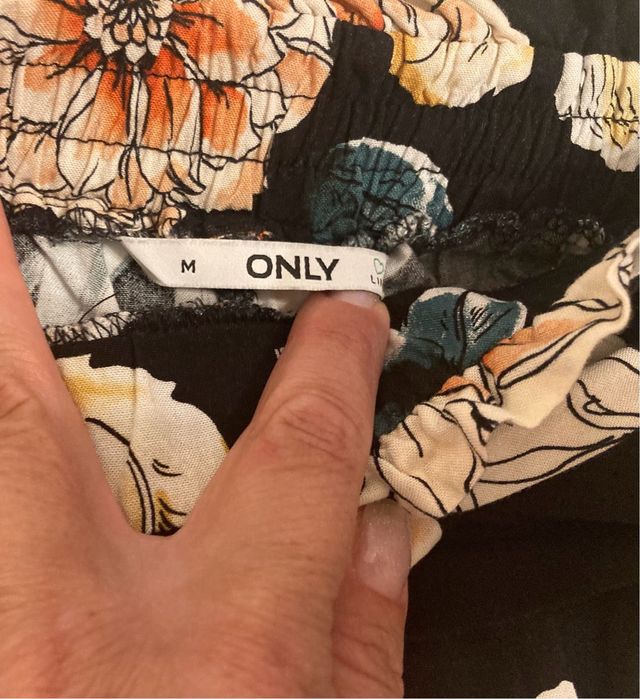 Shorts floreali neri