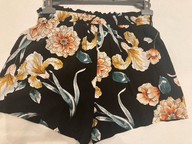 Shorts floreali neri