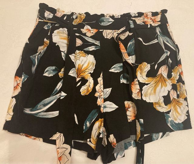 Shorts floreali neri