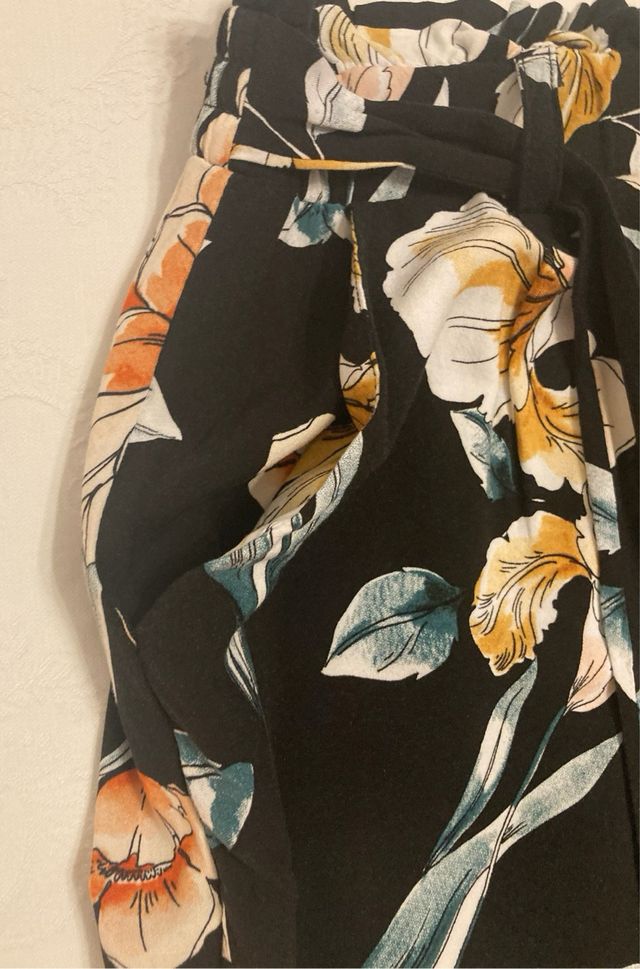 Shorts floreali neri