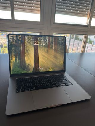 - Apple MacBook Air Retina M2 15" 256 GB -