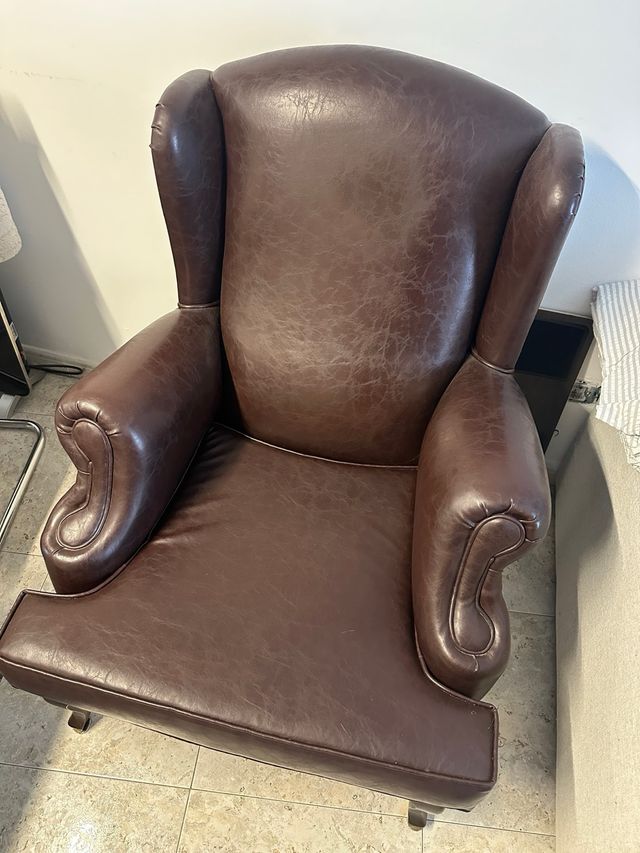 Sillón orejero marrón - Piel