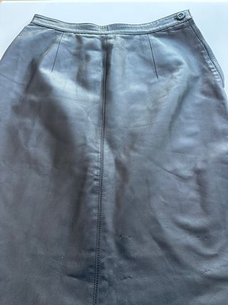 Falda recta piel negra. talla 44